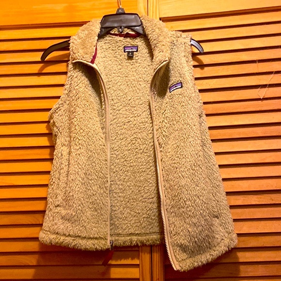 Patagonia Other - XL Patagonia fluffy vest/ tan/cream